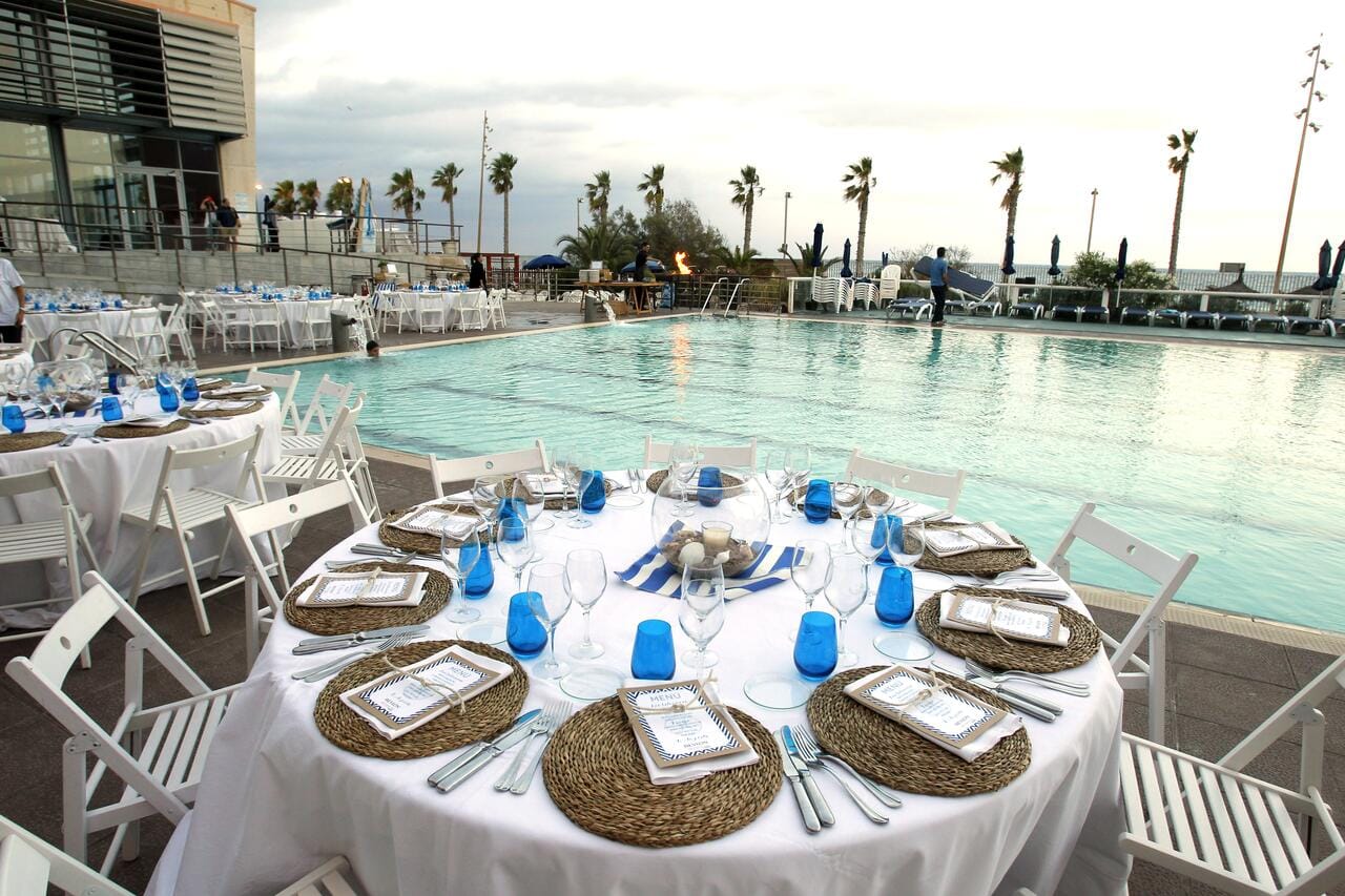 Espacio Marina en Club Natació Barcelona, terraza con piscina y vistas al mar para eventos de verano.