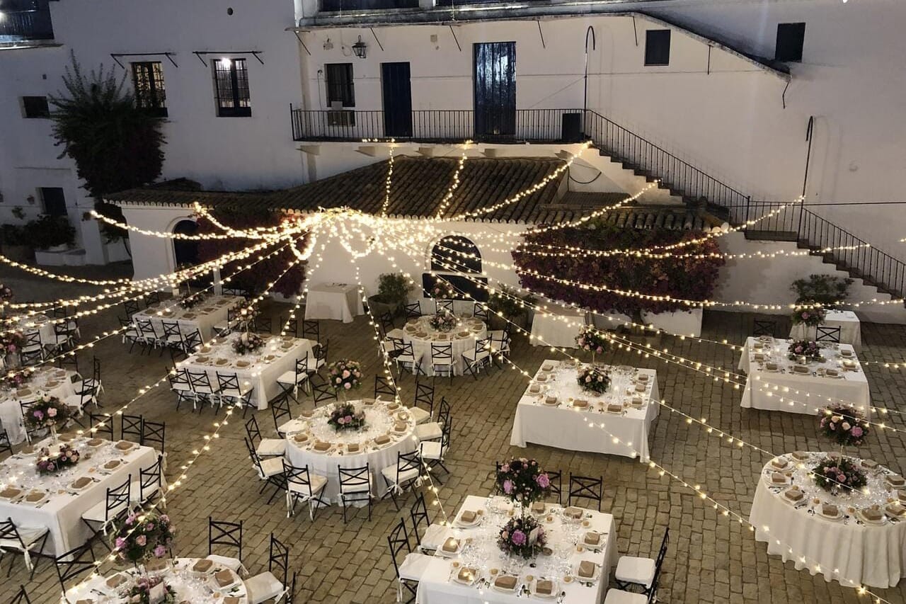 Patio de Adoquines del Cortijo El Esparragal en Sevilla, espacio elegante para celebraciones con arte.