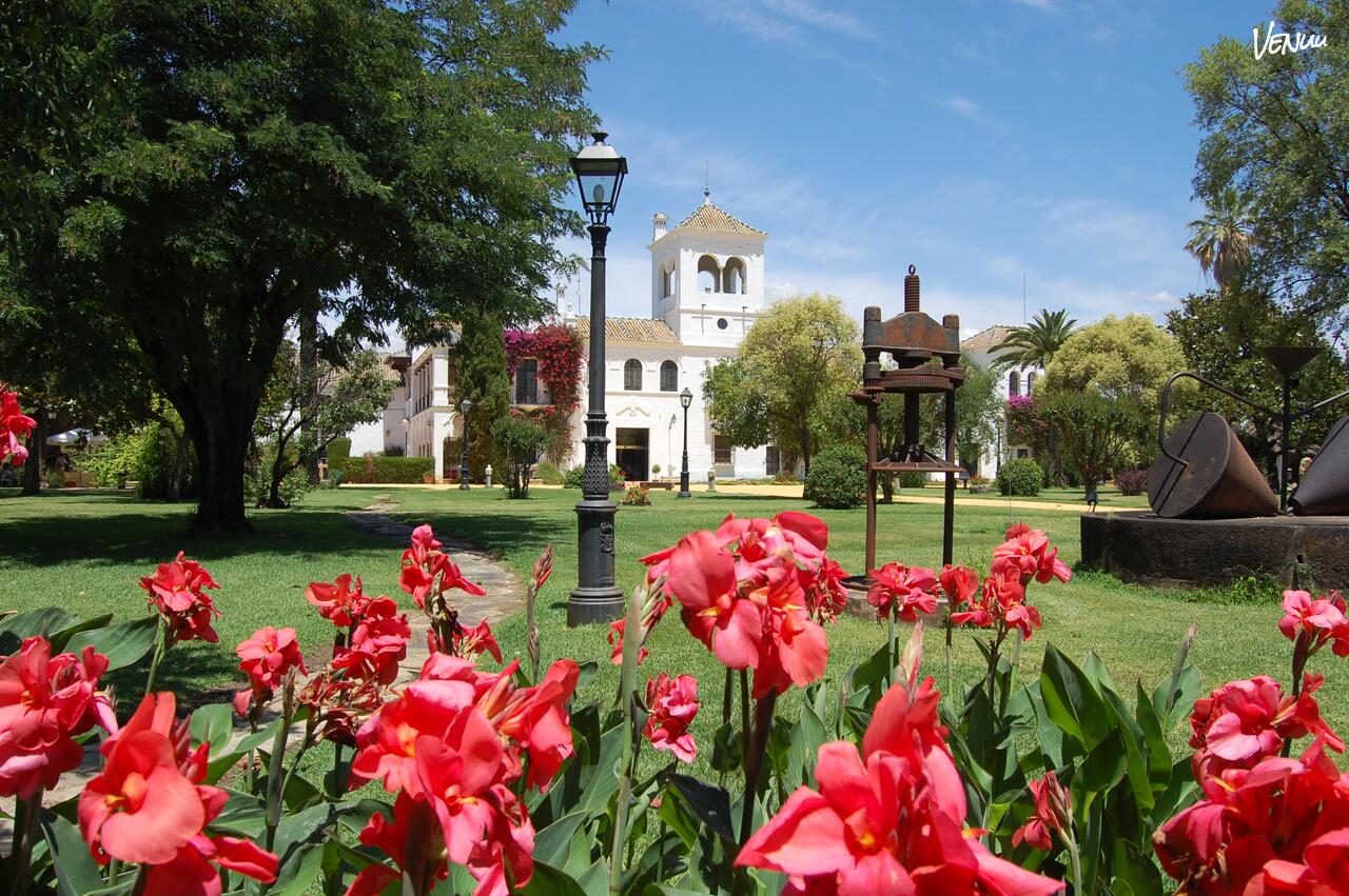 Cortijo El Esparragal, jardín histórico con sabor a fiesta andaluza.