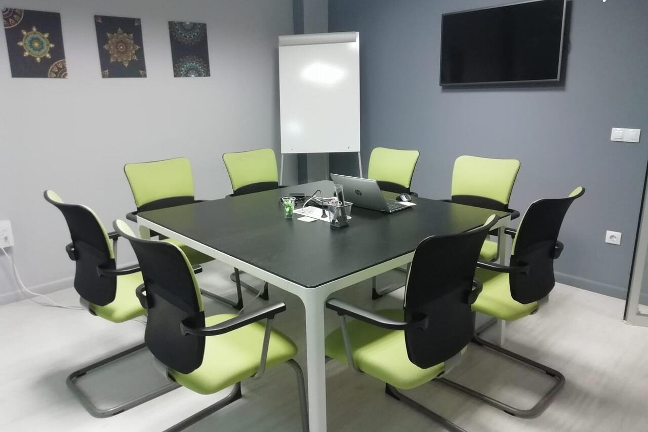 Coworking Málaga Centro, sala de reuniones moderna y accesible para encuentros profesionales eficientes.