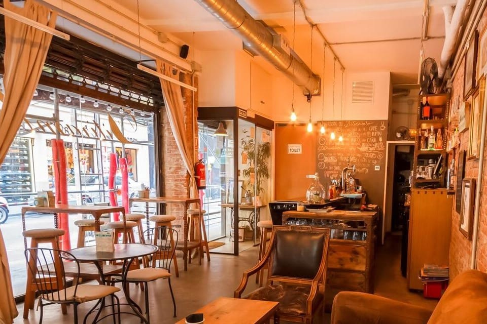 Ditirambo Food N’ Drinks en Madrid, restaurante informal y accesible ideal para comuniones desenfadadas.