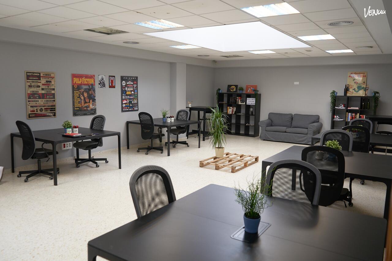 Dog Work – Sala de Formación, espacio cómodo y flexible en Málaga ideal para formaciones y reuniones dinámicas.