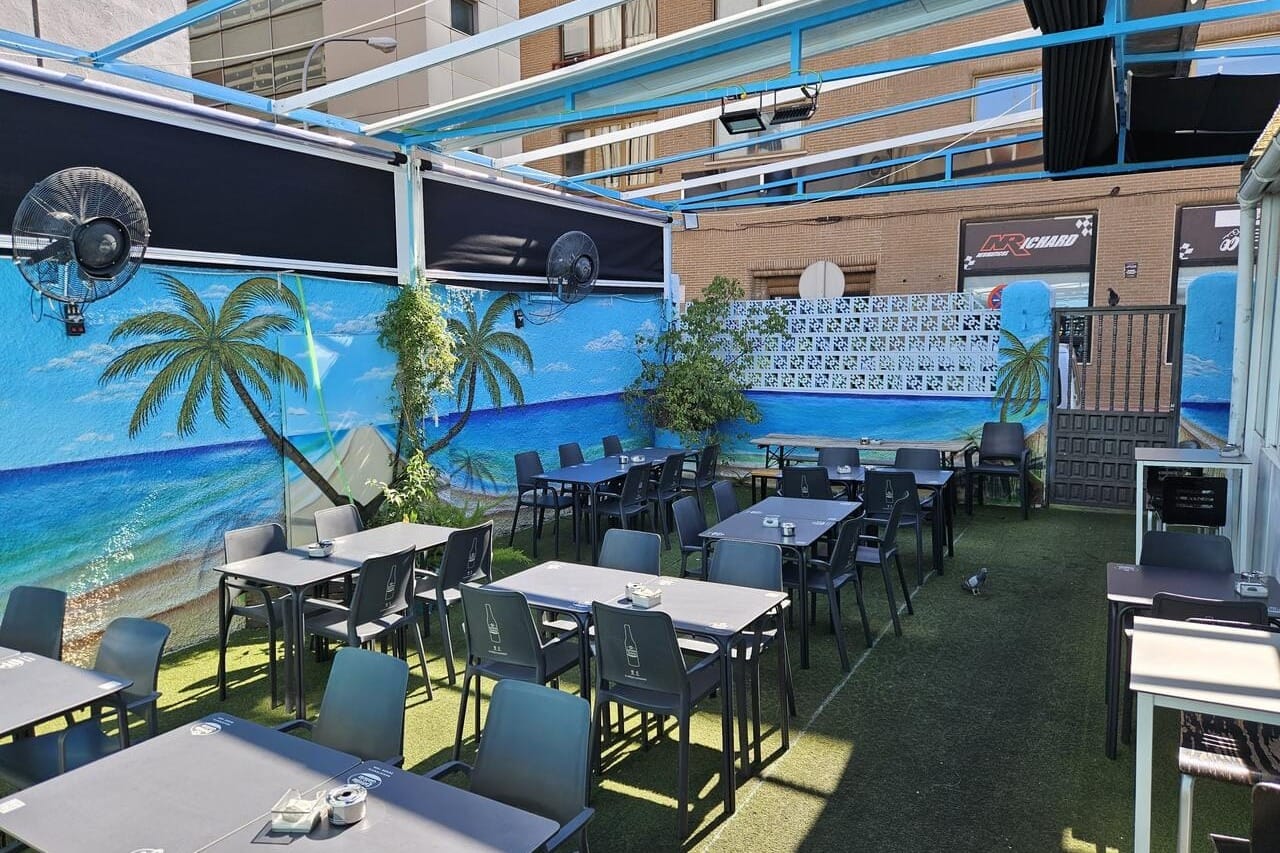 Terraza espaciosa en El Frontón de Tito para celebraciones familiares y comidas al aire libre en Madrid provincia.