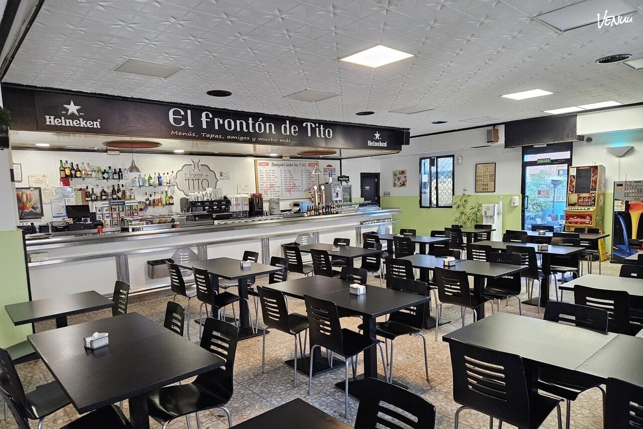 El Frontón de Tito, restaurante tipo sidrería ideal para comidas de empresa con sabor y humor en Madrid.