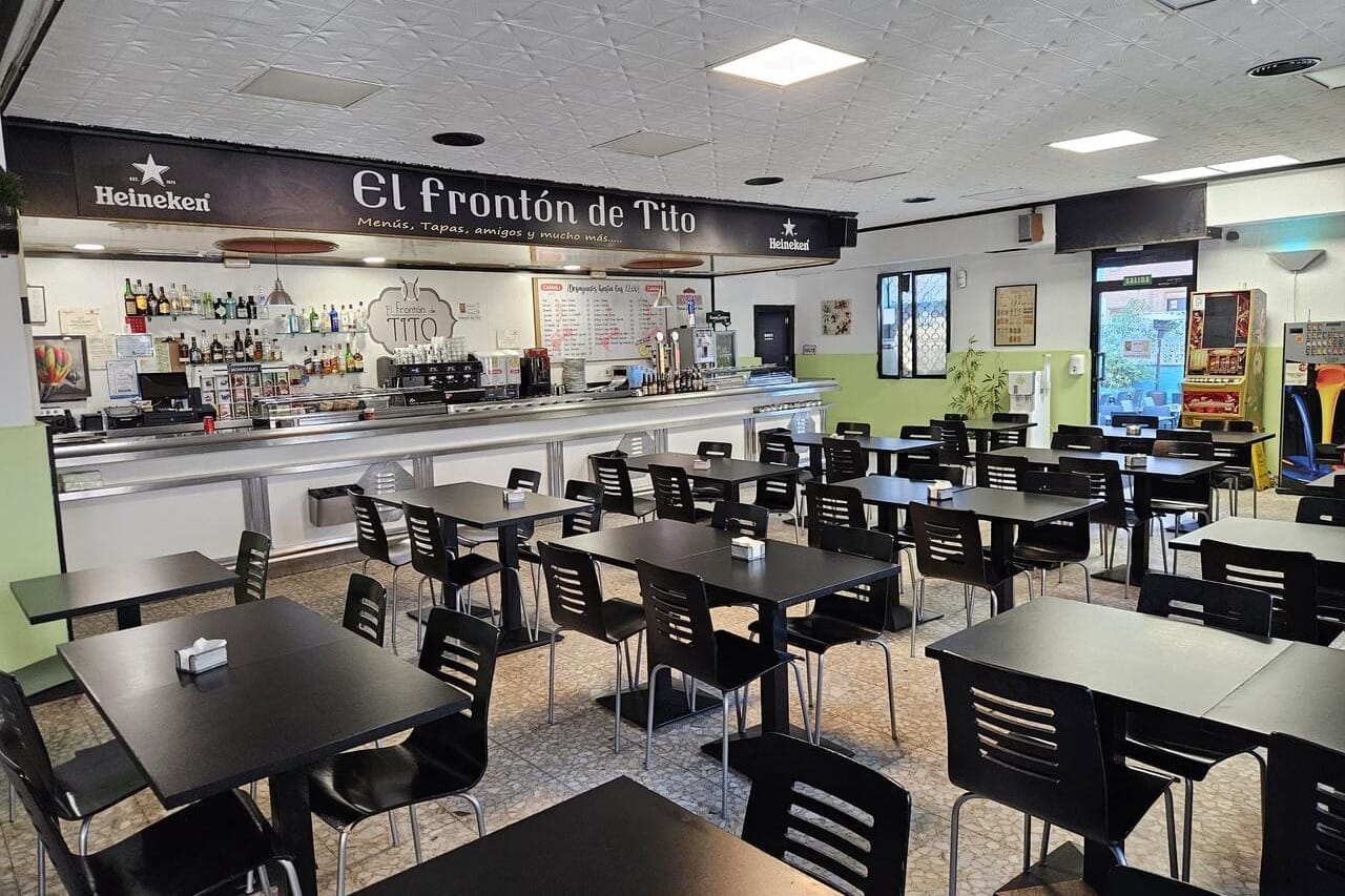 El Frontón de Tito, comida de grupo con raqueta y cuchara en mano.