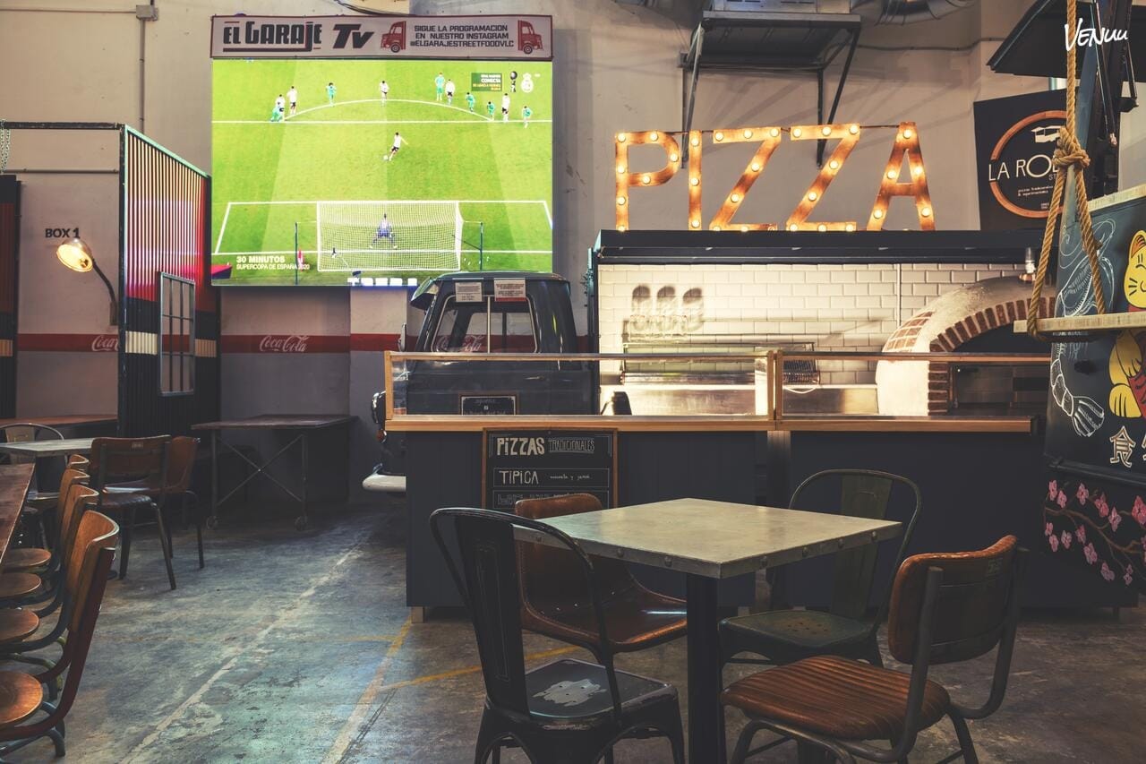  El Garaje Foodie en Valencia, local moderno con zona infantil para comuniones originales y sabrosas.