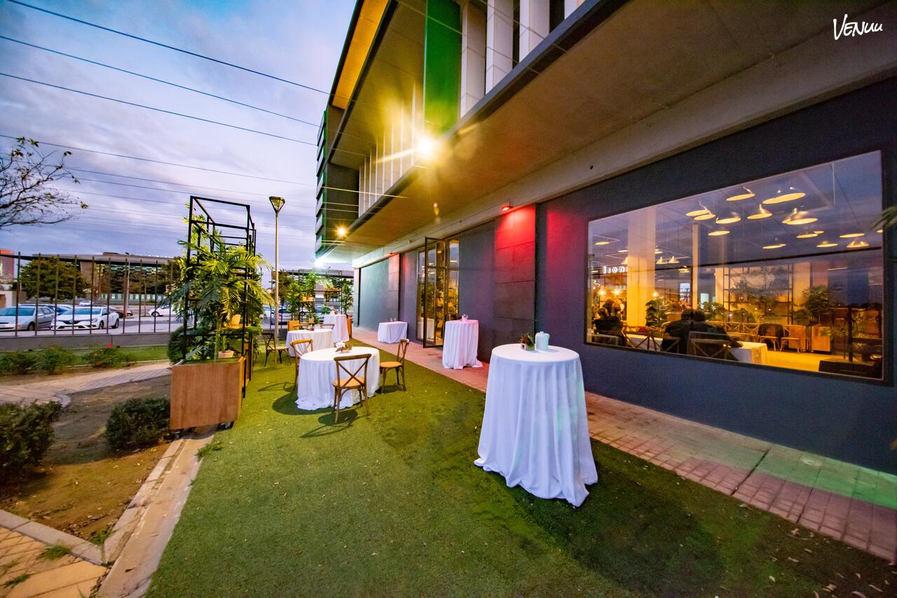 Espacio Lienzo – Terraza en Sevilla, jardín urbano moderno ideal para eventos informales y creativos al aire libre.