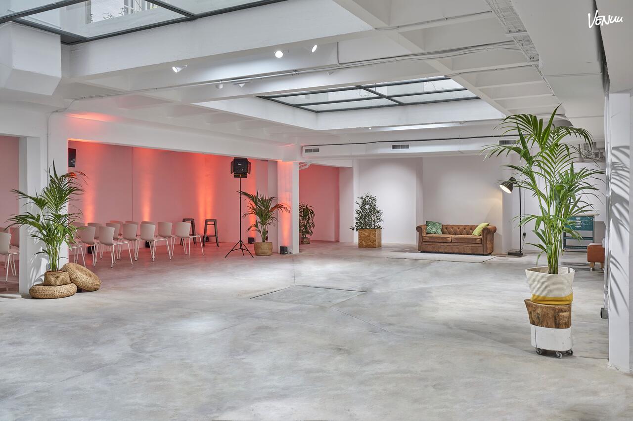 Espacio V22 en Madrid, espacio moderno y versátil ideal para actividades de team building con creatividad y libertad.