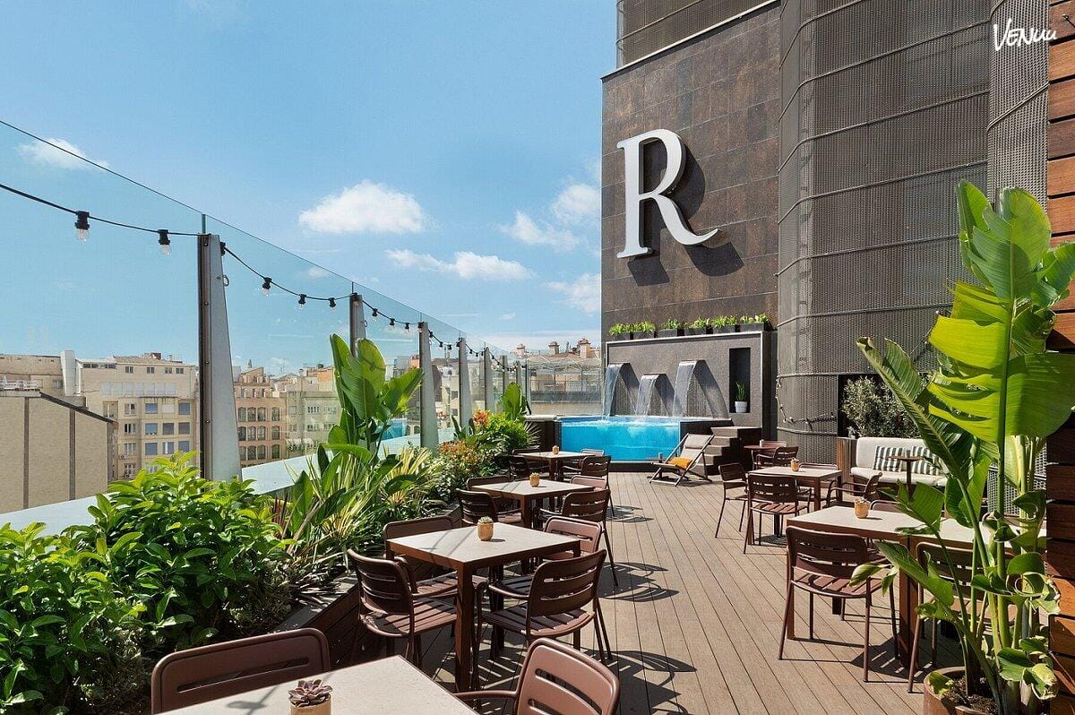 Rooftop exclusivo en Eixample, terraza moderna con vistas premium para fiestas privadas en Barcelona.