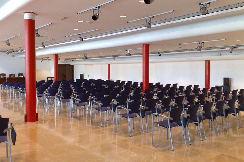  FYCMA – Sala de Exposiciones, espacio amplio y equipado en Málaga ideal para reuniones y eventos grandes.