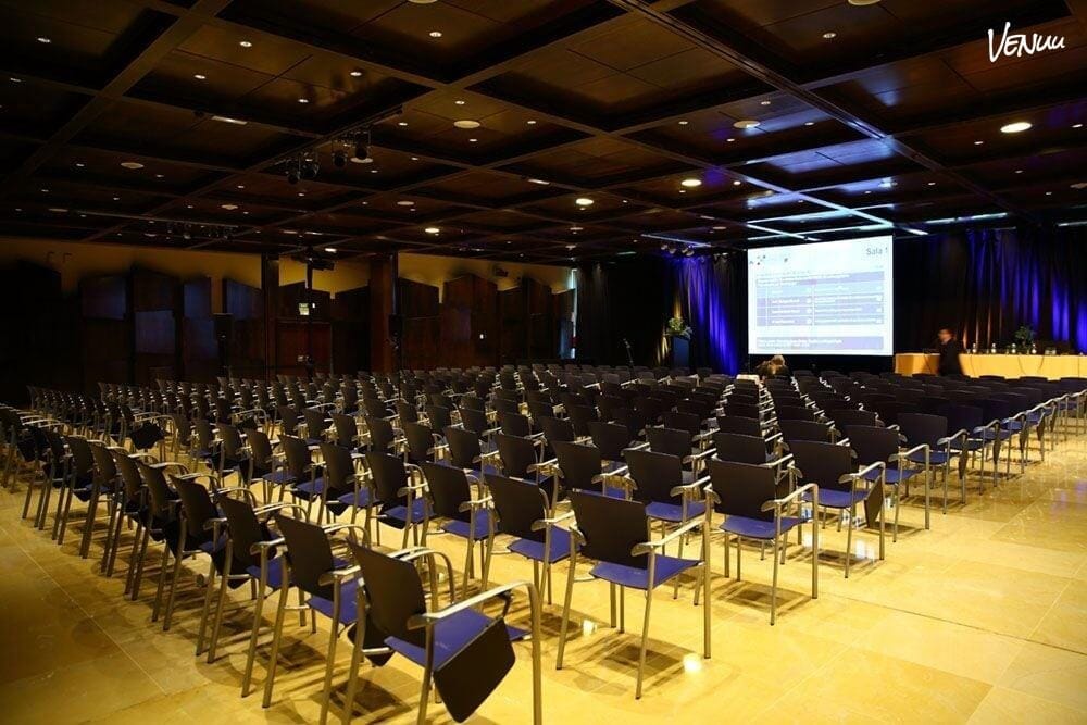 Sala de Conferencias 1 en FYCMA Málaga, espacio moderno y funcional para eventos profesionales y charlas impactantes.