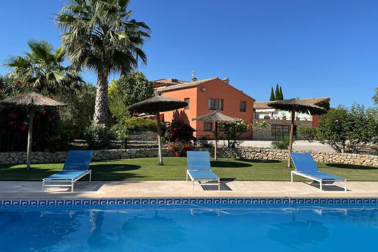 Finca Casa Egea, masía entre viñedos con jardín, piscina y alojamiento para bodas inolvidables en Valencia.
