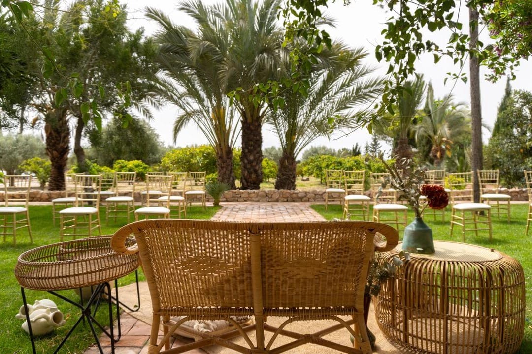  Jardín de Finca San Ramón en Alicante, escenario ideal para bodas con mucho ritmo y corazón.