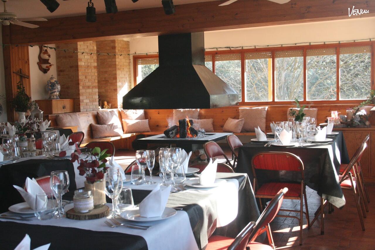 Salón de la Chimenea en Finca Tabla Redonda, espacio cálido y privado ideal para fiestas íntimas y acogedoras con chispa.
