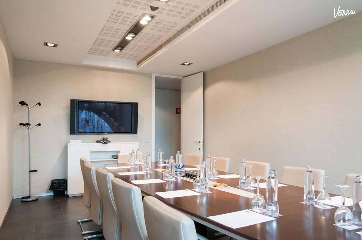  Sala SUM 3B en Galia Puerto Sevilla, sala profesional para congresos técnicos y eventos formales.