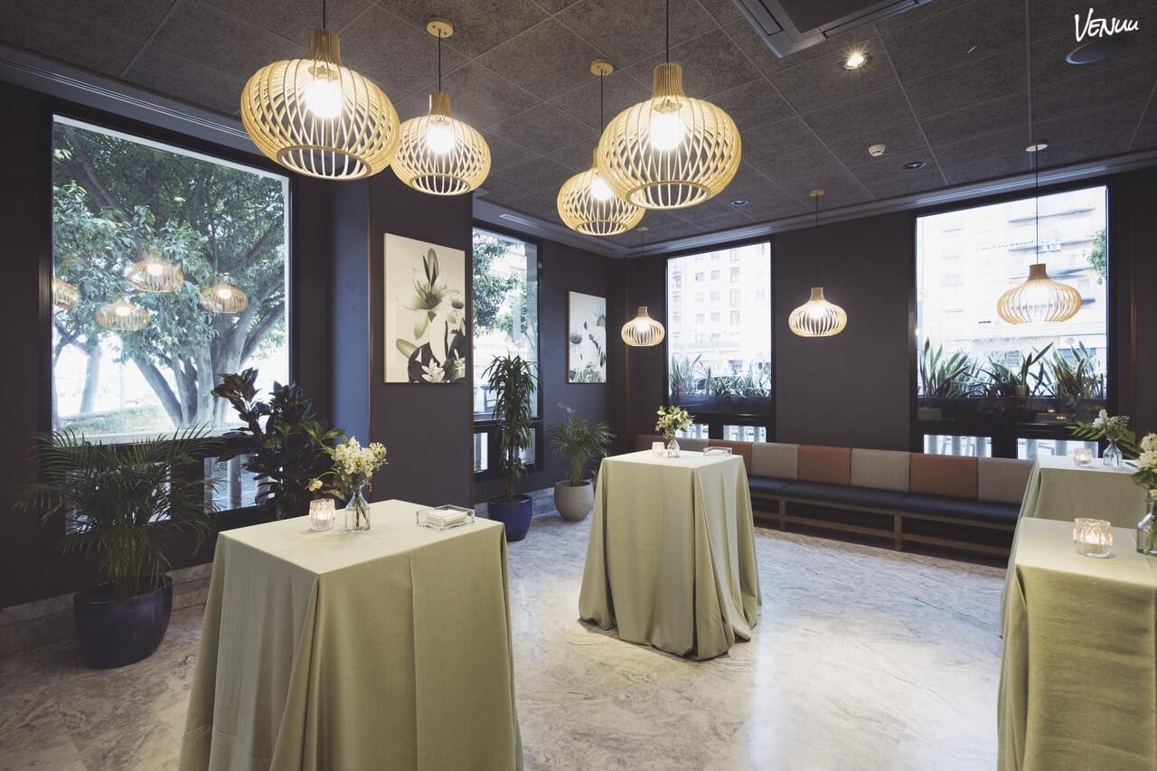 Gin Bar - Hotel Malcom and Barret, local en Valencia ideal para fiestas privadas con cócteles premium y ambiente elegante.