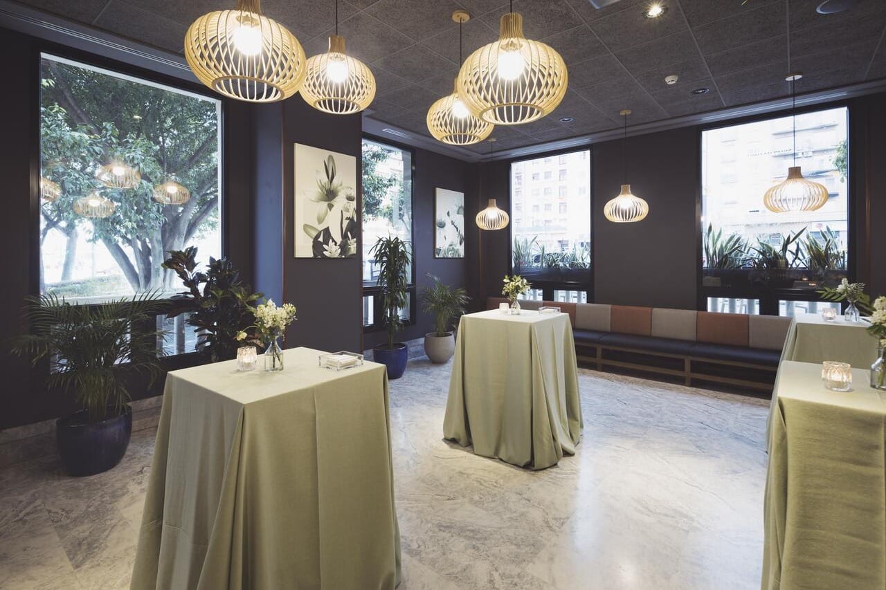 Gin Bar, salón elegante con barra y cócteles para celebraciones íntimas en Valencia.