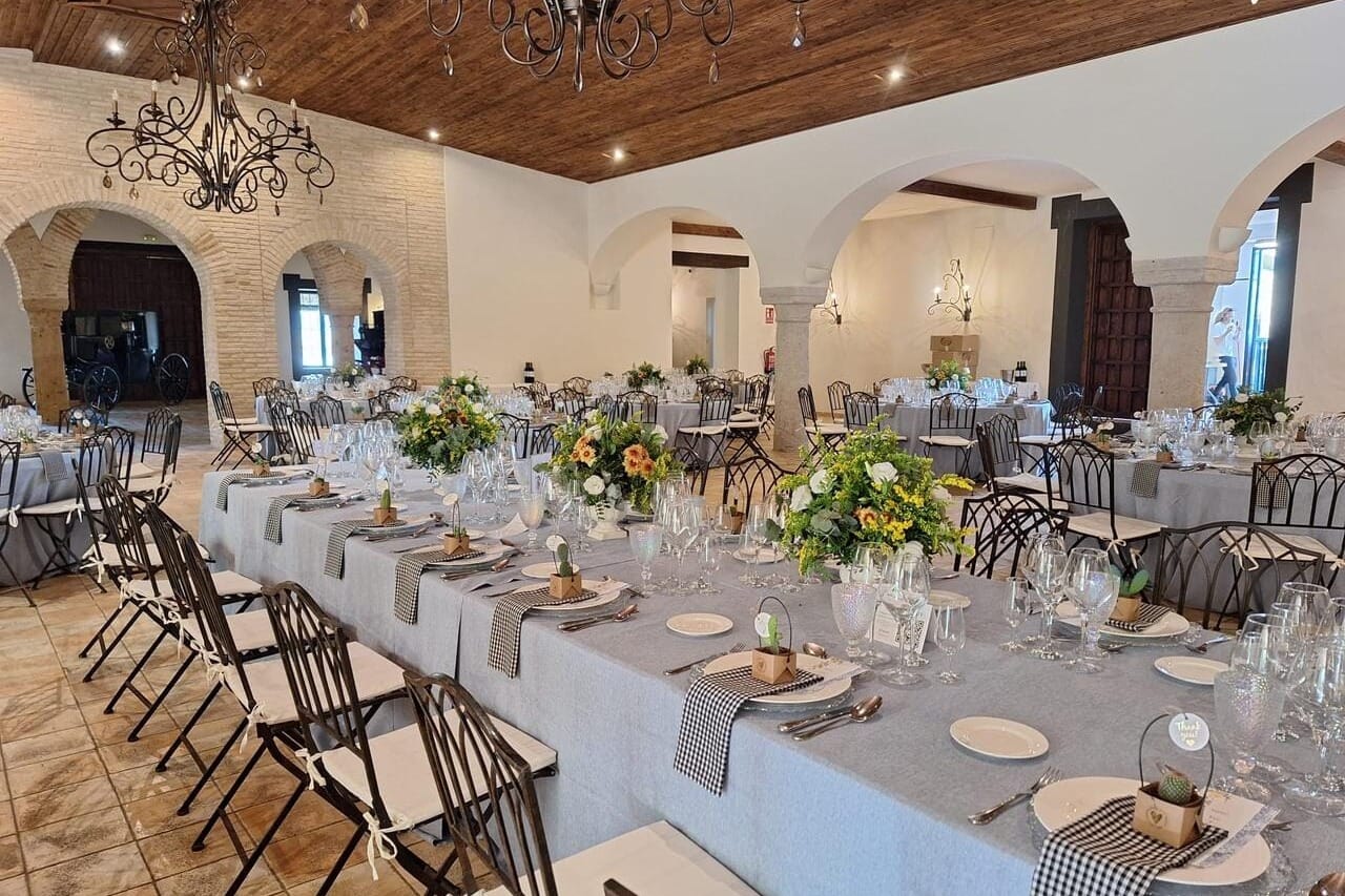 Salón de la Lastra, elegancia sevillana para celebraciones con clase.