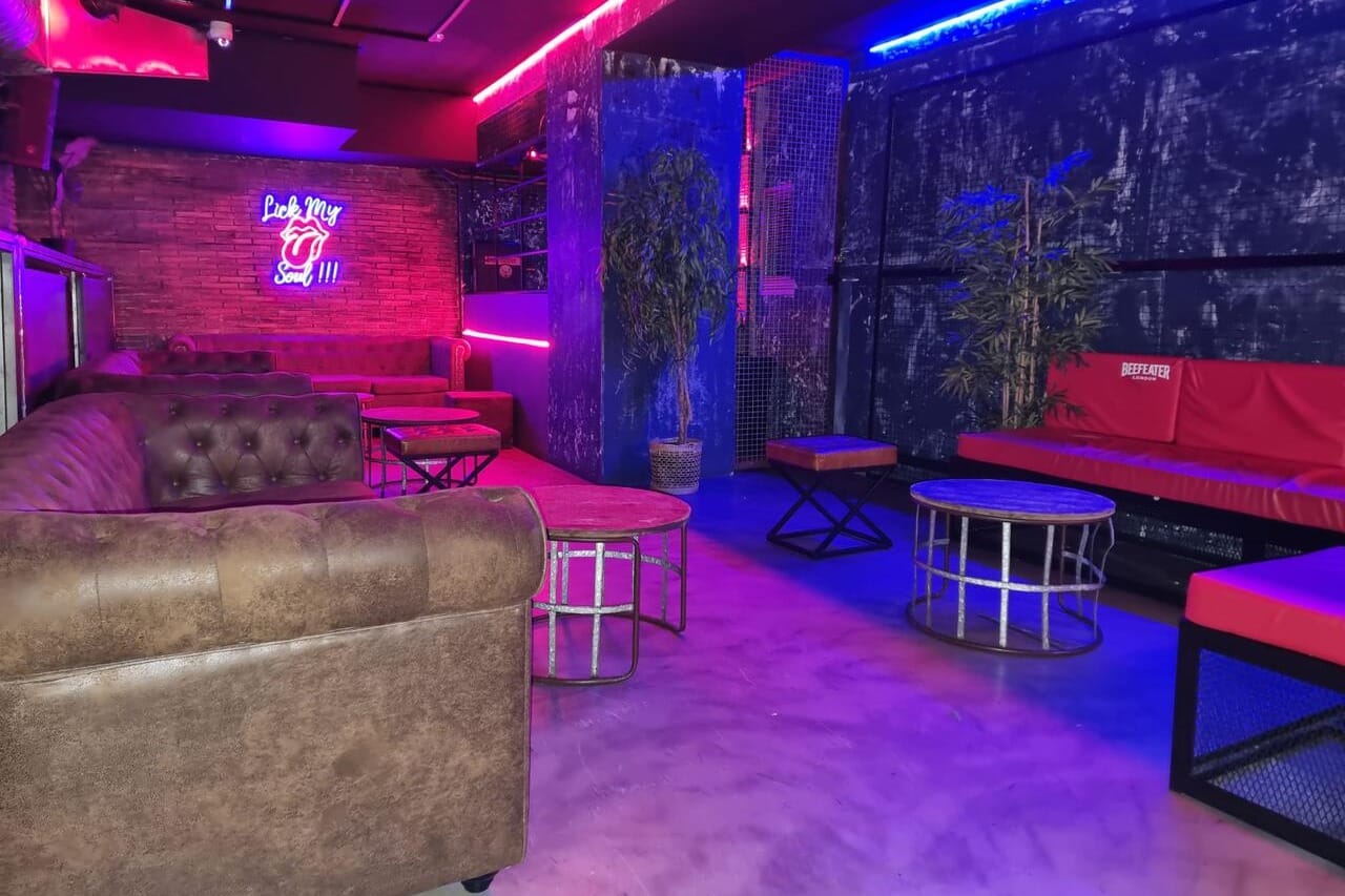  Hangar 48, sala de conciertos reconvertida en pista de baile salvaje.