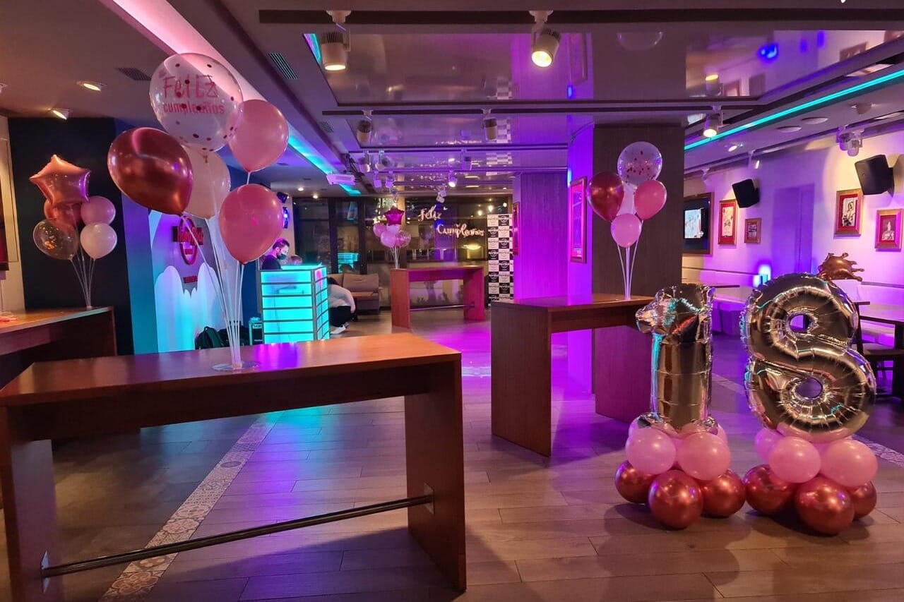 Hard Rock Cafe Valencia – VIP Room, restaurante temático para comuniones originales y familiares.