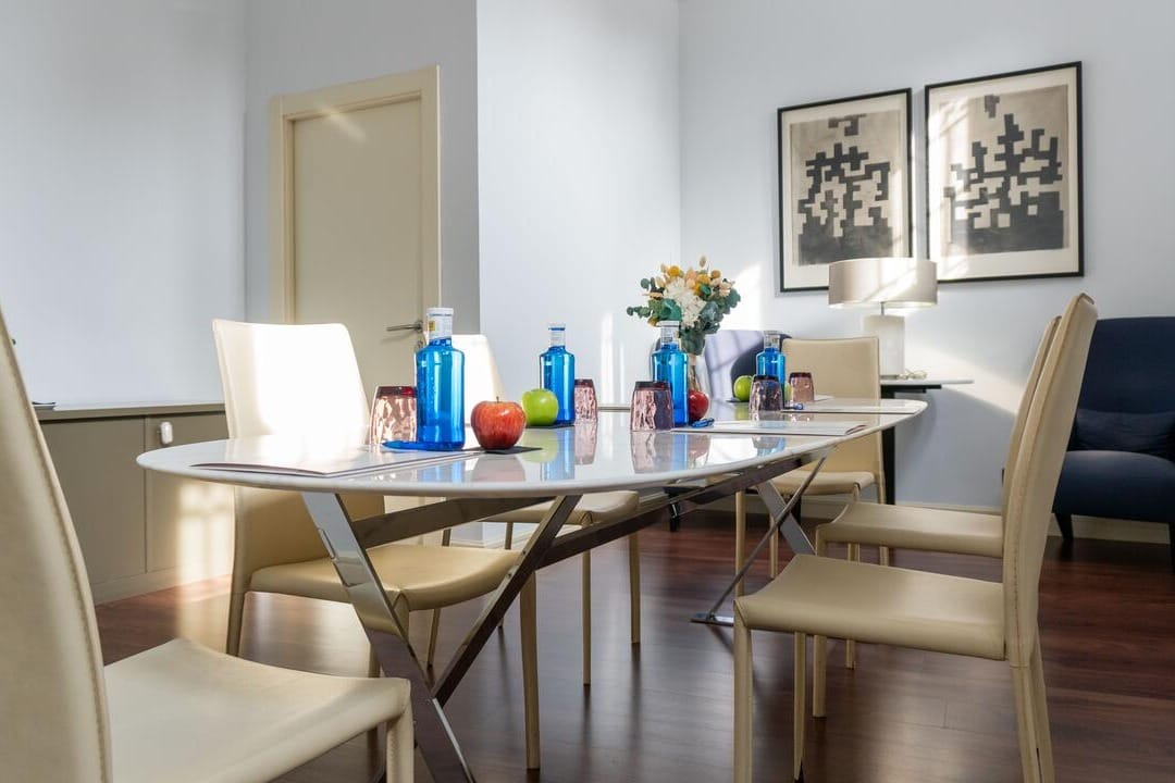 Sala Meeting Room del Hotel Sardinero, espacio funcional y luminoso para eventos de empresa.