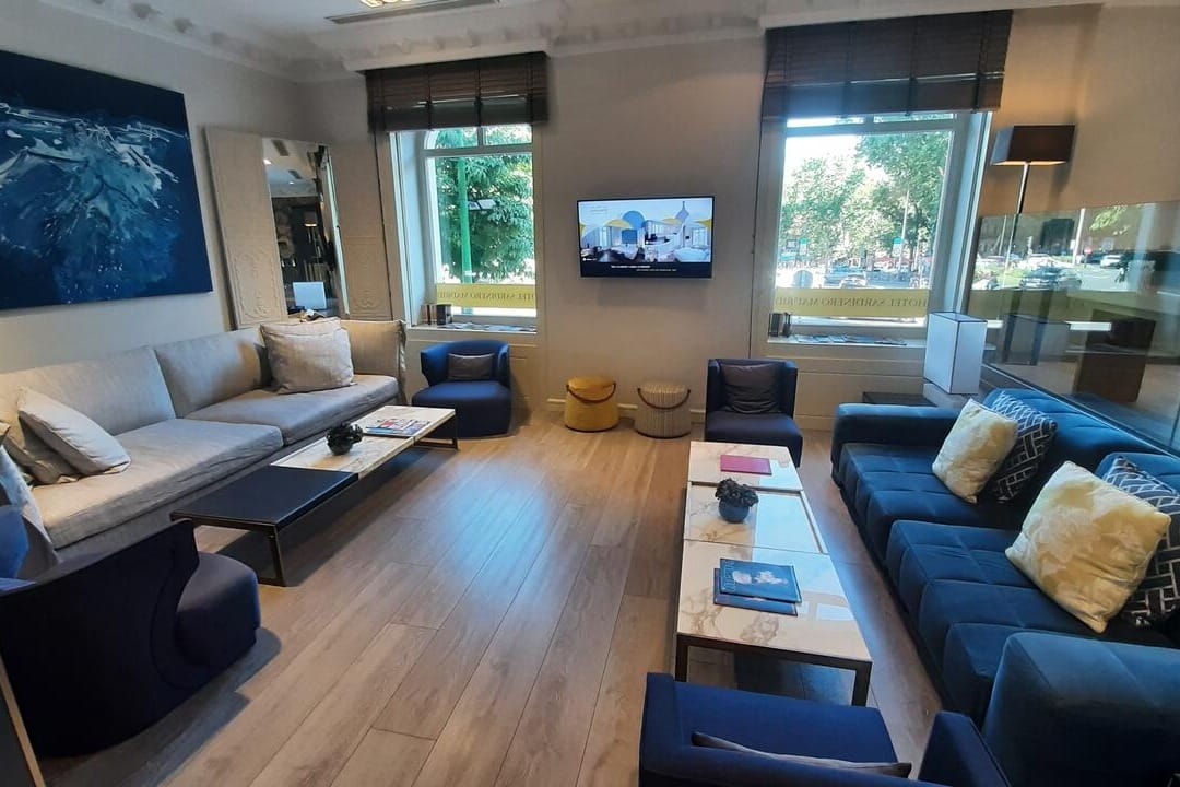 The Library, sala íntima con atmósfera clásica para reuniones y tertulias en Madrid.