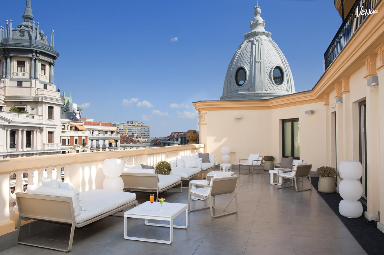  Terraza Grande en Hotel Sardinero Madrid, espacio al aire libre ideal para team building relajado y con estilo.