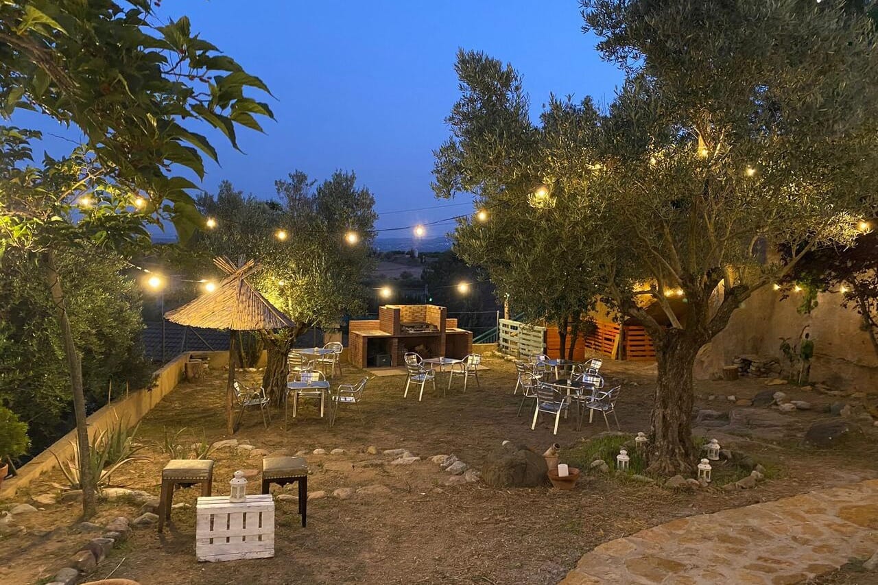 L’Olivera en Castellbisbal, casa rural discreta y natural ideal para despedidas de soltera con equilibrio entre paz y locura.