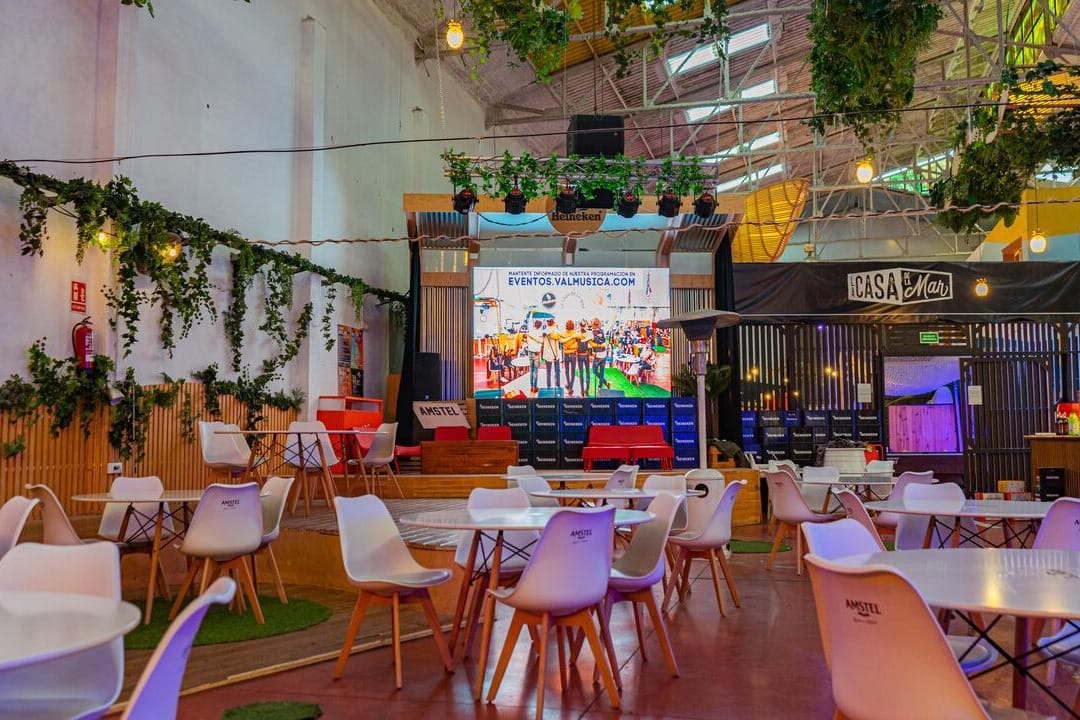 La Casa de la Mar, espacio vibrante y playero para eventos auténticos en Valencia.