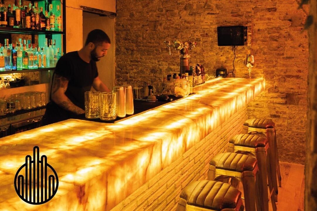 La Destilería Málaga, el templo donde la fiesta se convierte en arte líquido.