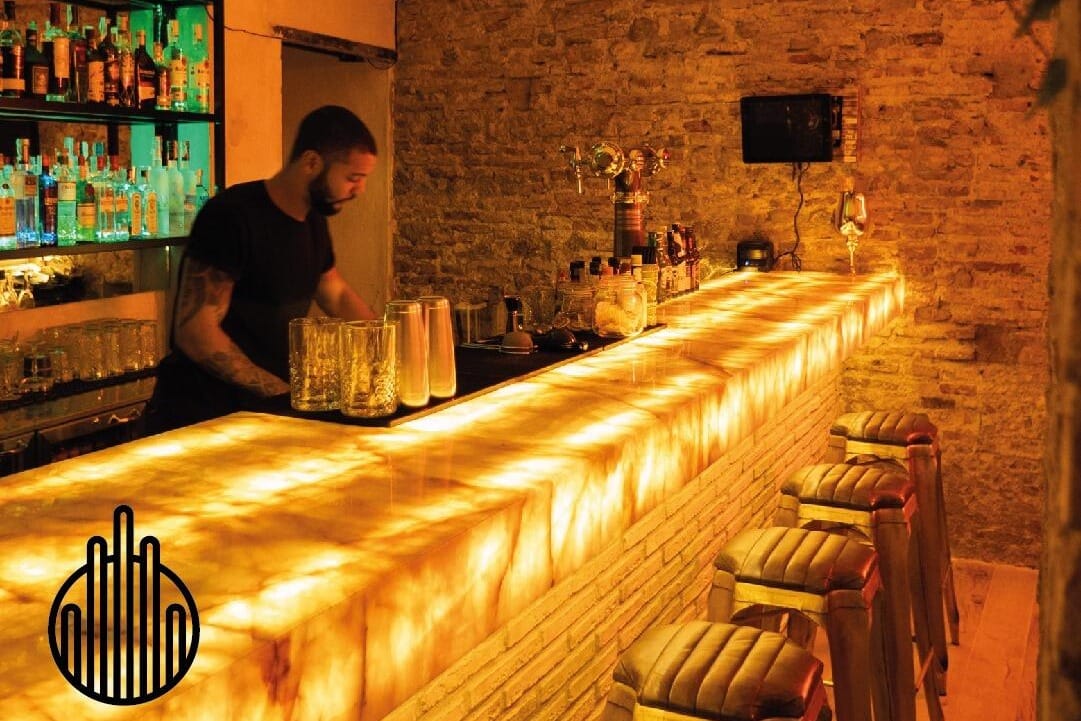 La Destilería Málaga, restaurante con estilo único para comuniones familiares animadas y con mucho carácter.