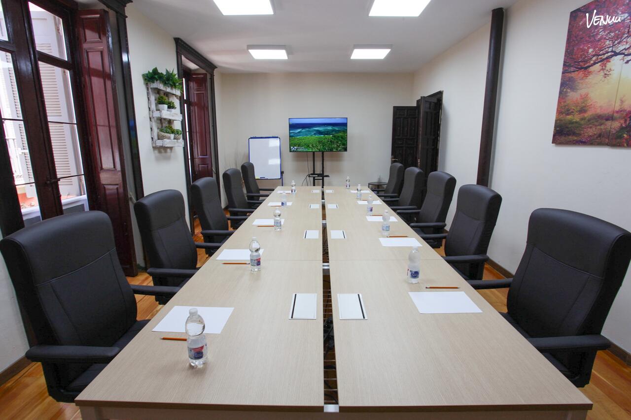 Larios1 Business, sala de reuniones profesional en el centro de Málaga para alquiler por horas.