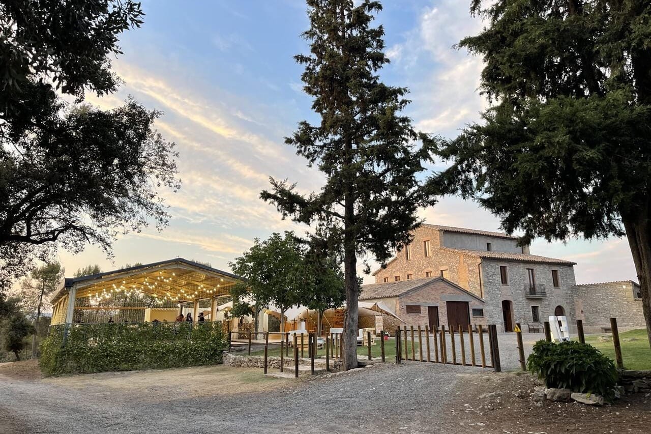 Les Quingles, masía con alojamiento, bosque y jacuzzi para bodas rústicas con flow.