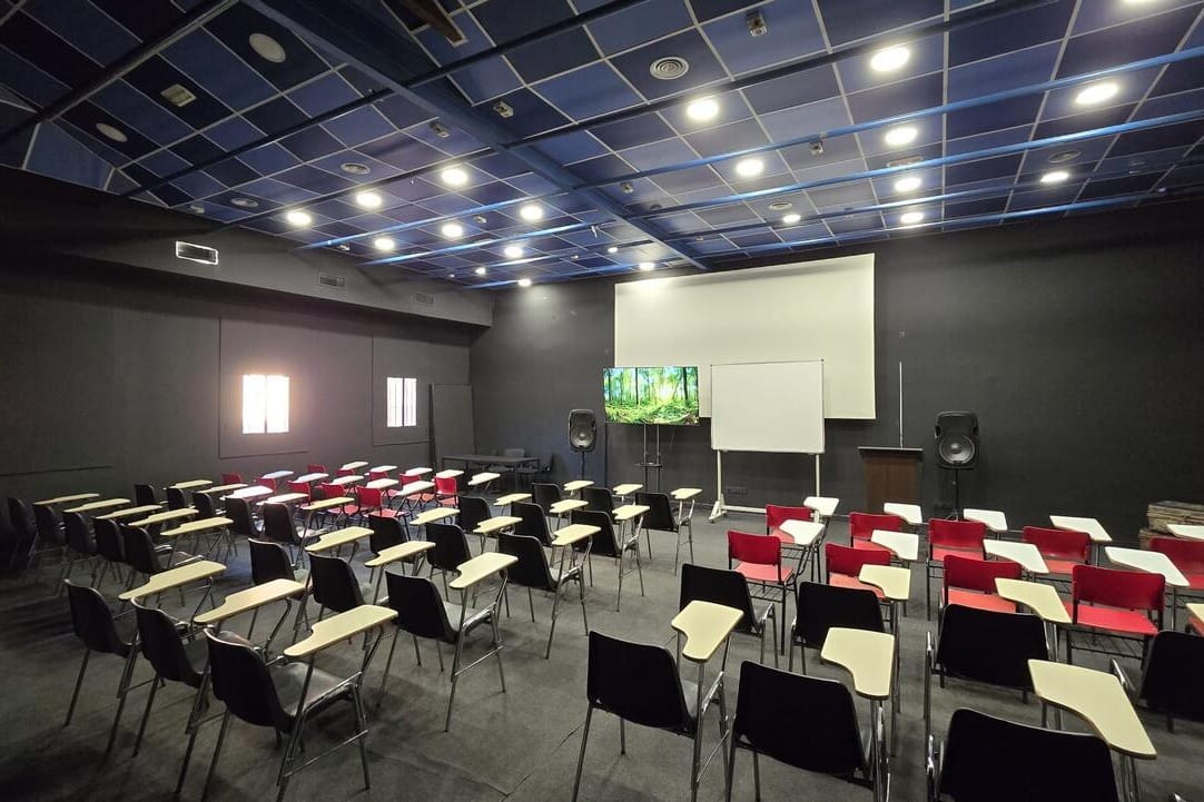  MZ Plato Eventos, sala con estilo industrial y energía creativa para eventos profesionales en Madrid.