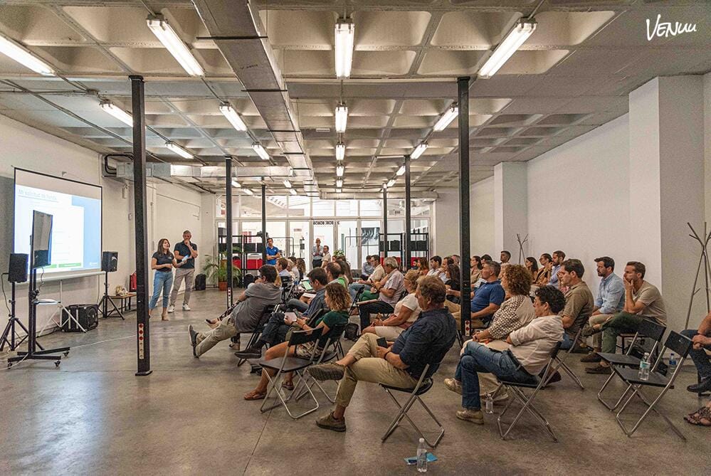 Sala Playground en Magma Sevilla, espacio moderno para congresos innovadores y eventos creativos.