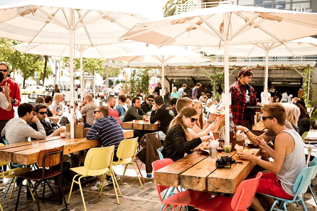  Terraza junto a la playa en Makamaka, ideal para cenas al aire libre con ambiente relajado y divertido.