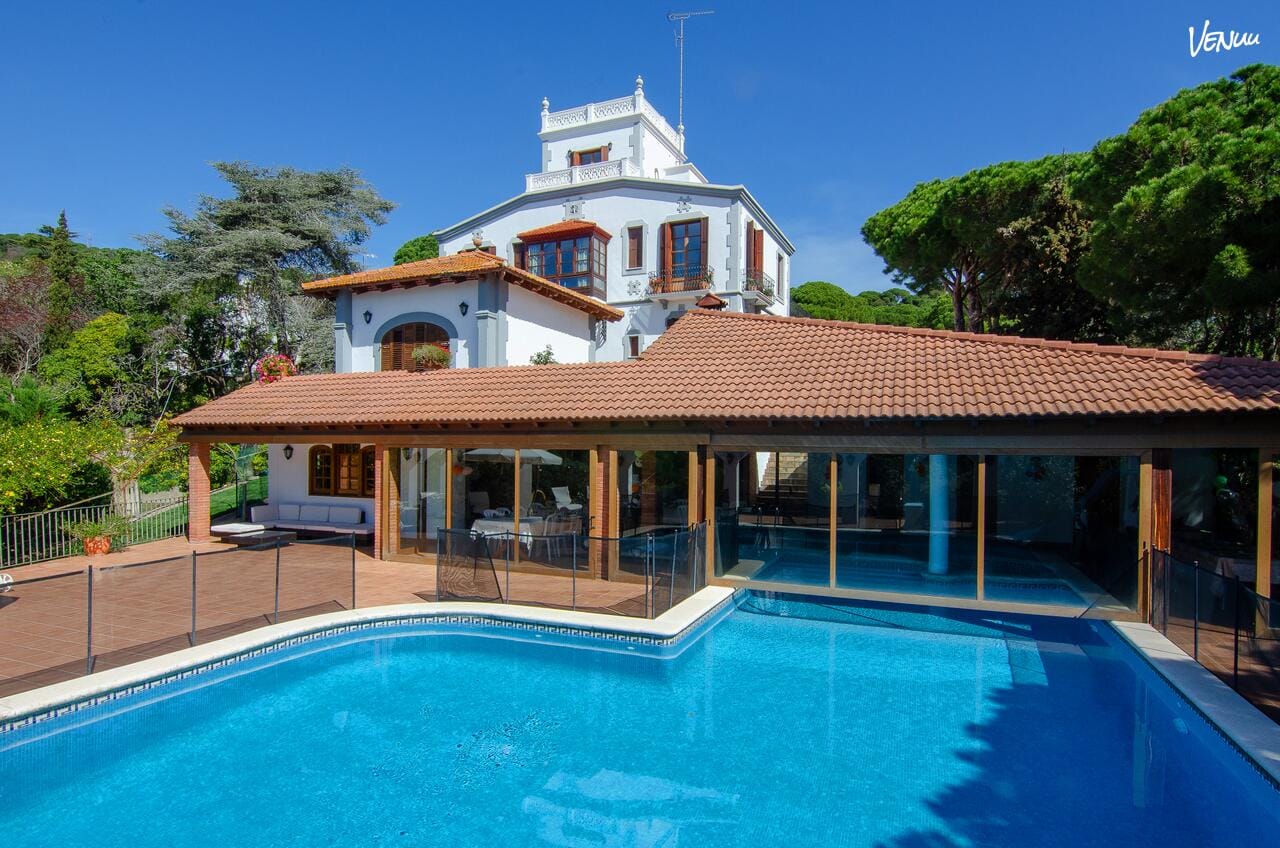 Mas Llavaneres, finca lujosa con piscina y vistas para celebraciones memorables cerca de Barcelona.