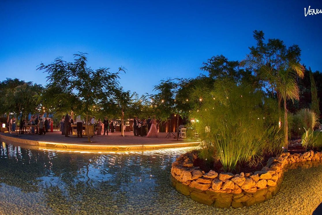 Sala Alba en Masía Fuente la Reina, jardín íntimo para bodas sencillas y con mucho encanto.
