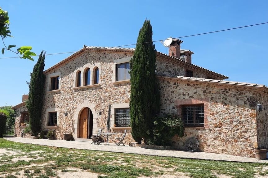 Masia Can Marc 22, finca rústica moderna con alojamiento para bodas campestres elegantes.