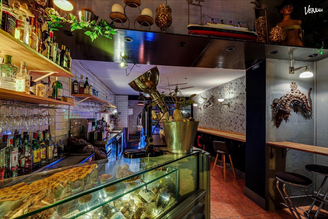 Maska, bar de ambiente atrevido y neones en Barcelona para cumpleaños diferentes y sin filtro.