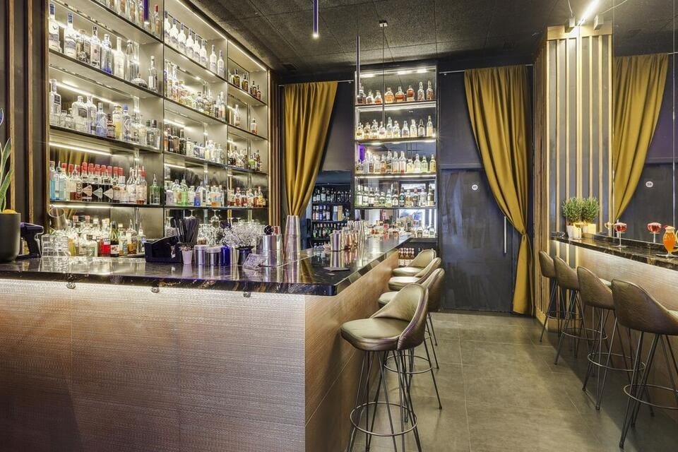 Mr. White Cocktail Bar, bar elegante y misterioso en Barcelona para cumpleaños con clase.