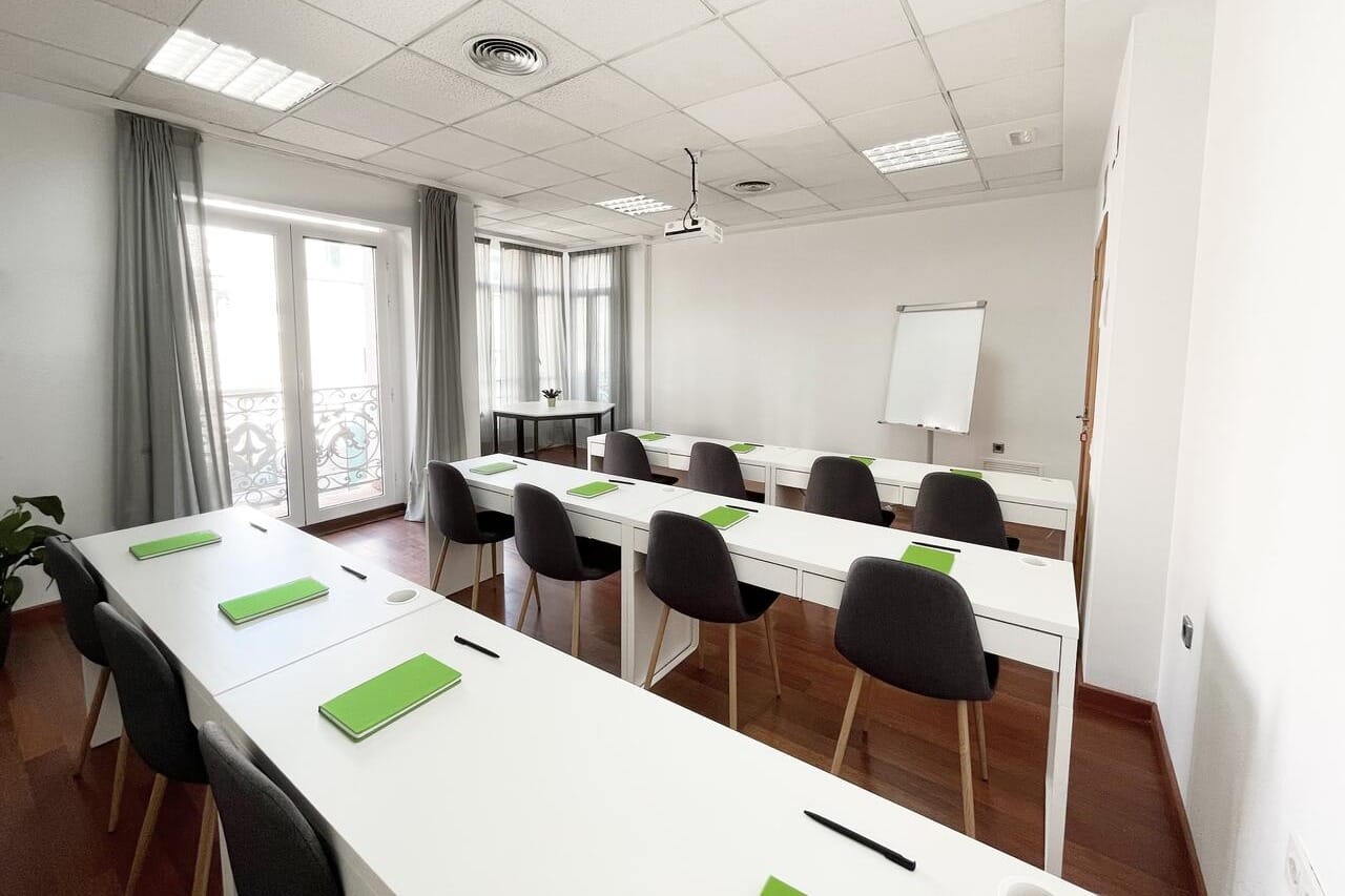  Nextraining Aula 1 en Valencia, espacio profesional para formaciones y reuniones con tecnología y luz natural.