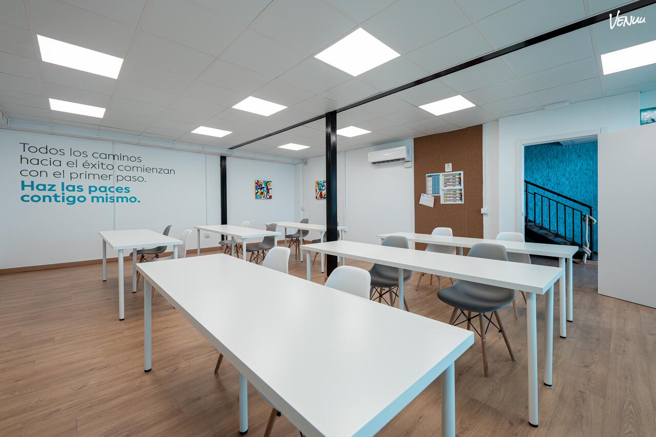 Noray Walkers – Sala 2, sala versátil y bien equipada en Málaga para reuniones y sesiones creativas.