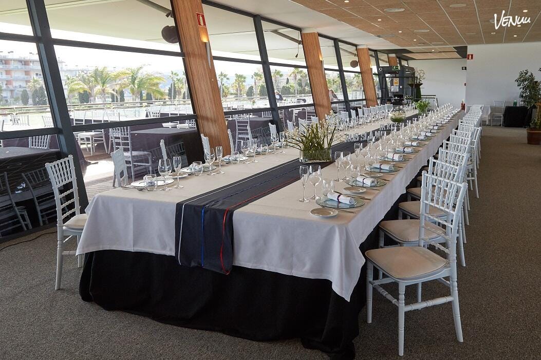 Ocean’s en Oliva Nova, terraza junto al mar para bodas con elegancia y ritmo salado.
