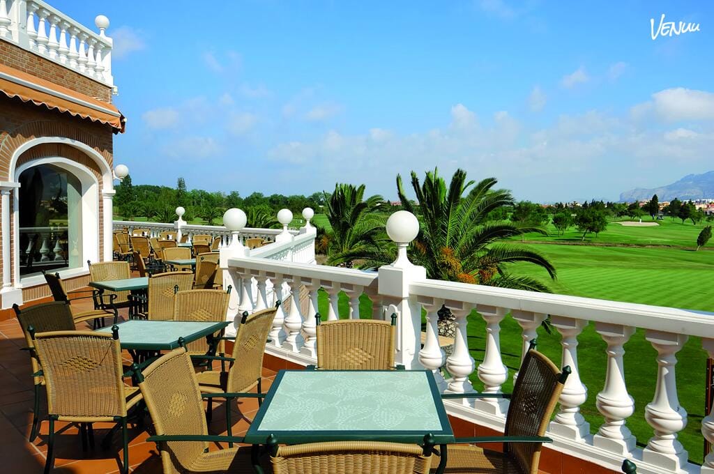  Restaurante The Golf Club en Oliva Nova, jardín con estilo y sabor para bodas premium.