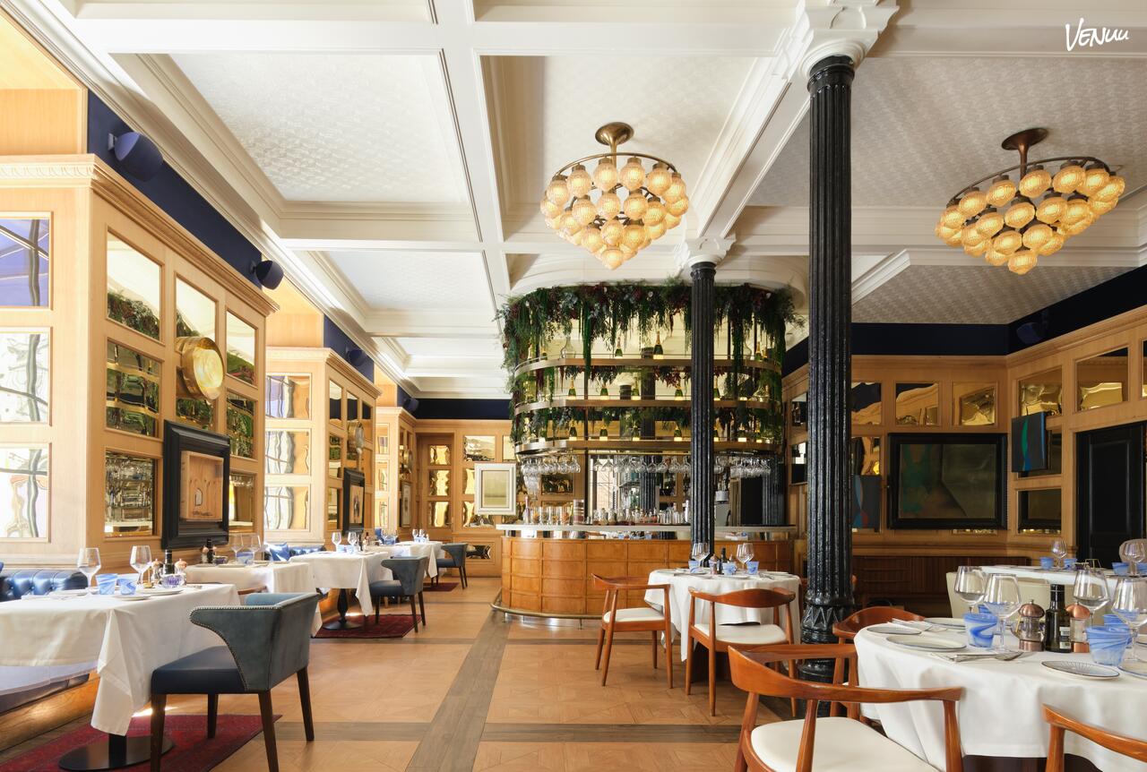 Only YOU Boutique Hotel – Younique Arts Club, restaurante elegante y artístico para cenas navideñas con estilo.