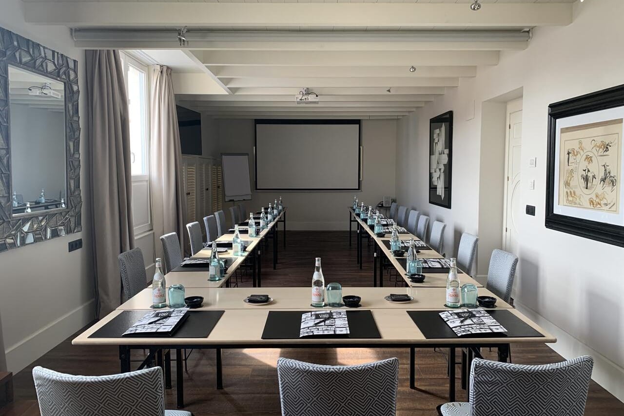 Suite Penthouse en Only YOU, ático con terraza privada y sala de reuniones de ensueño.