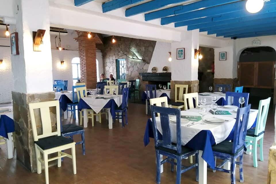 Pedregalejo Restaurante en Málaga, local junto al mar ideal para celebraciones frescas, relajadas y con mucho sabor.