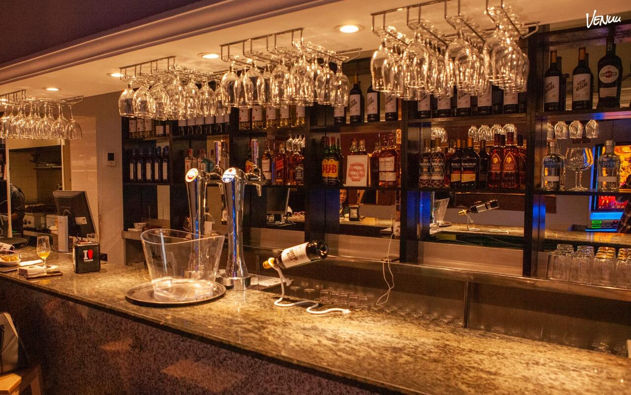  PopArt Tapas Bar, restaurante artístico y económico en Madrid para cumpleaños llenos de color y tapas.