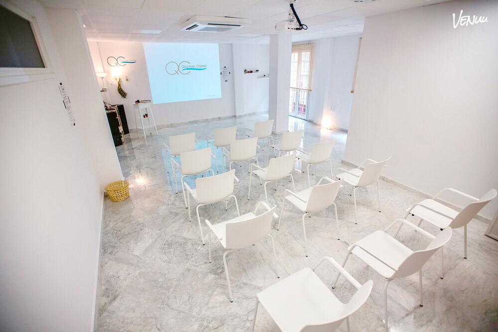 Quantum Center en Málaga, aula moderna y funcional para formaciones y talleres profesionales.